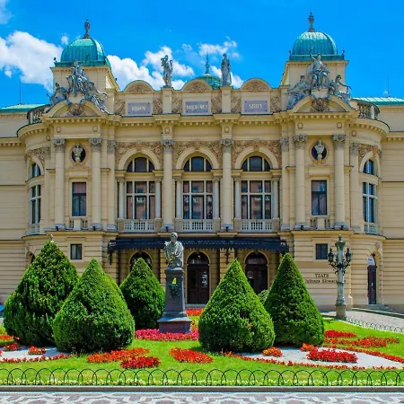 Central Location In Old Town, Airport Train 2 Min! * Krakov